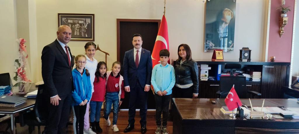 23 Nisan Ulusal Egemenlik ve Çocuk Bayramı Münasebetiyle İlkokul Öğrencilerimizden Kaymakam FIRAT'a Ziyaret
